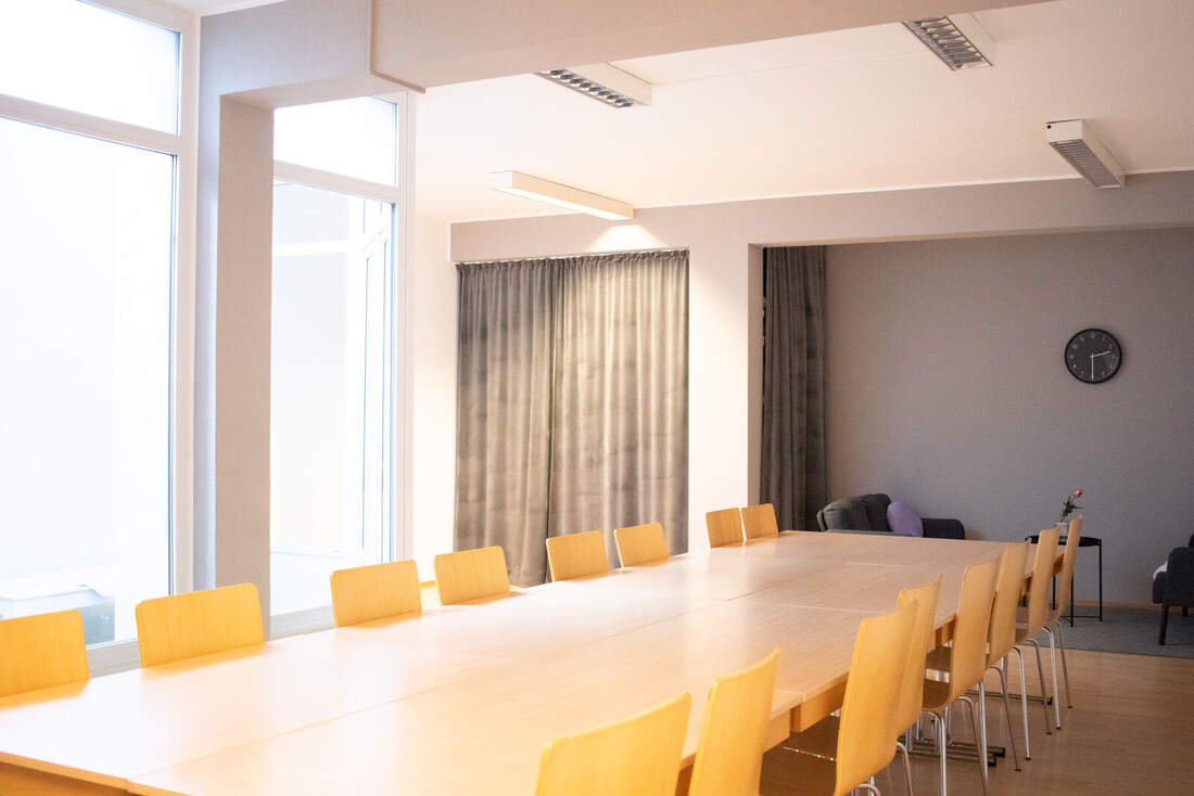 Seminarraum 2: Stuhlrunde mit Blick in die angrenzende Sitzecke